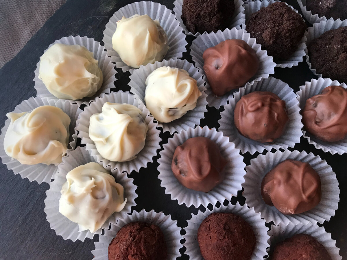 Трюфели можно заглазировать и украсить по-разному...