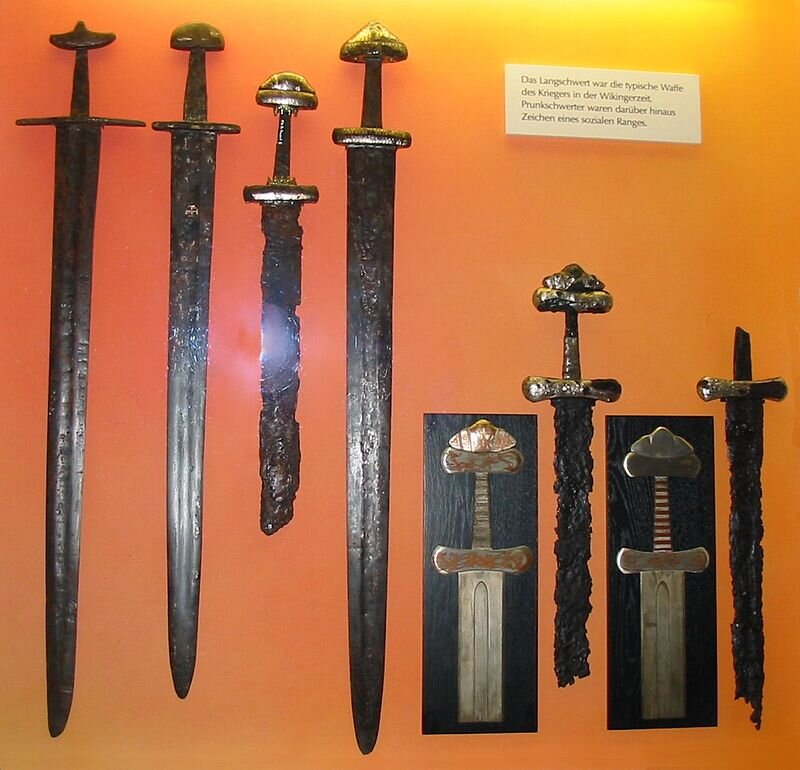 Длинные мечи каролингского типа. «Музей викингов» (Vikingermuseum), Хедебю 