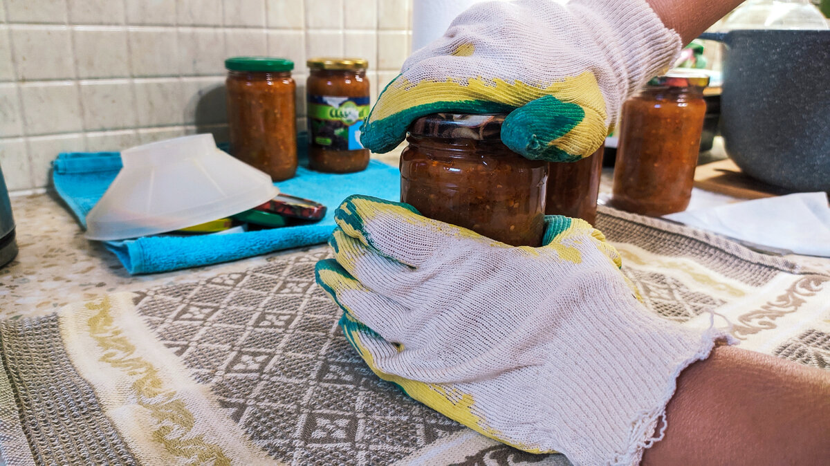 Садовые перчатки не заменимая вещь для закруток