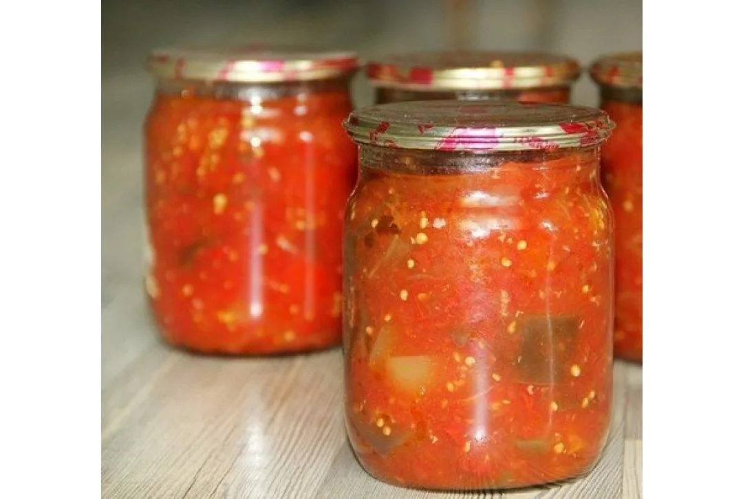 Бакат из баклажан на зиму вкусный рецепт. Баклажаны в помидорной заливке. Баклажаны 2 кг помидоры 2 кг. Баклажаны с перцем и зеленью на зиму. Салат из баклажанов на зиму.