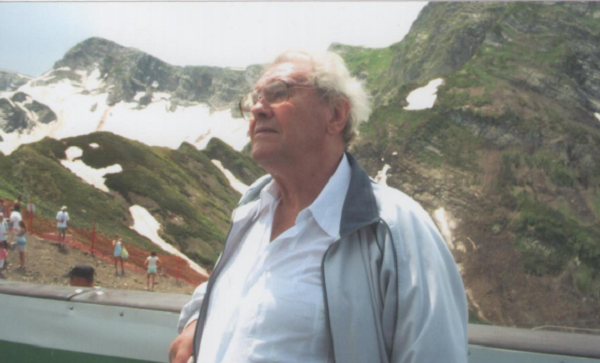 Сергей Согрин пристально всматривается в облако, пытаясь разглядеть необычное метеорологическое явление (Красная Поляна). Фото из книги «В одной связке» 