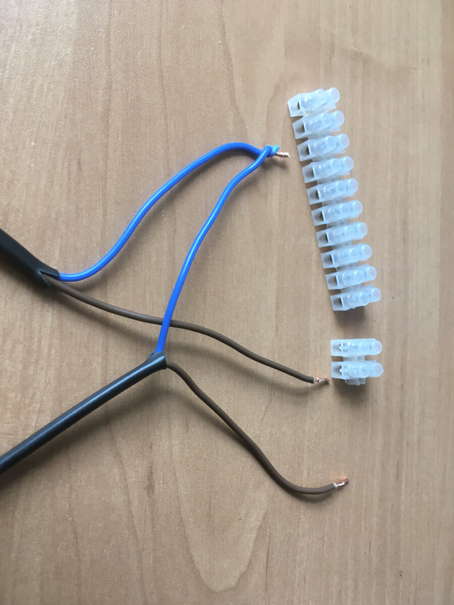 Соединение с помощью клемников: болтовой и замозажимной.