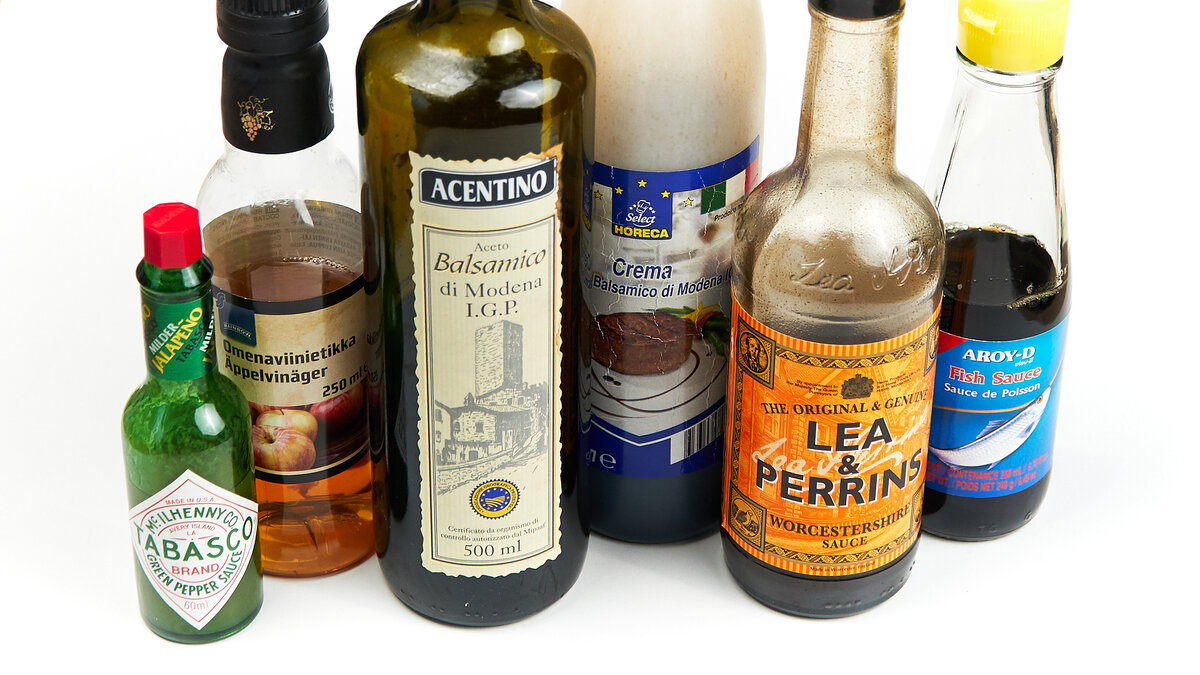 Часть моей коллекции соусов и уксусов: табаско, яблочный уксус, бальзамический винный, бальзамик крем, вустерширский соус, рыбный соус.  Фото автора