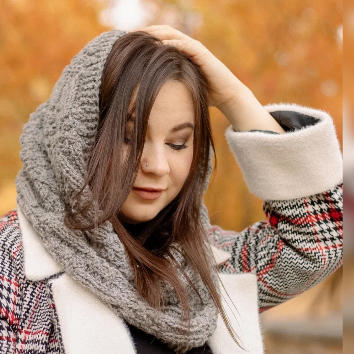 Шарф из грубой пряжи. Про него я обязательно расскажу в следующих статьях. А пока на фото автор данного блога. Меня зовут Дарья. 