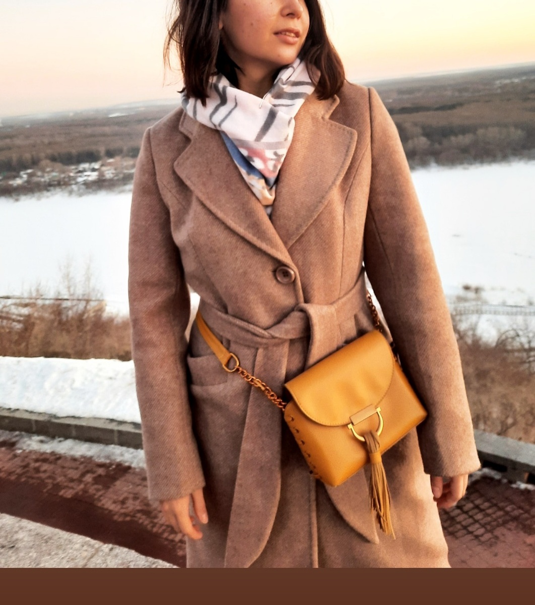 Без клатча этот образ выглядел бы слишком просто и дёшево