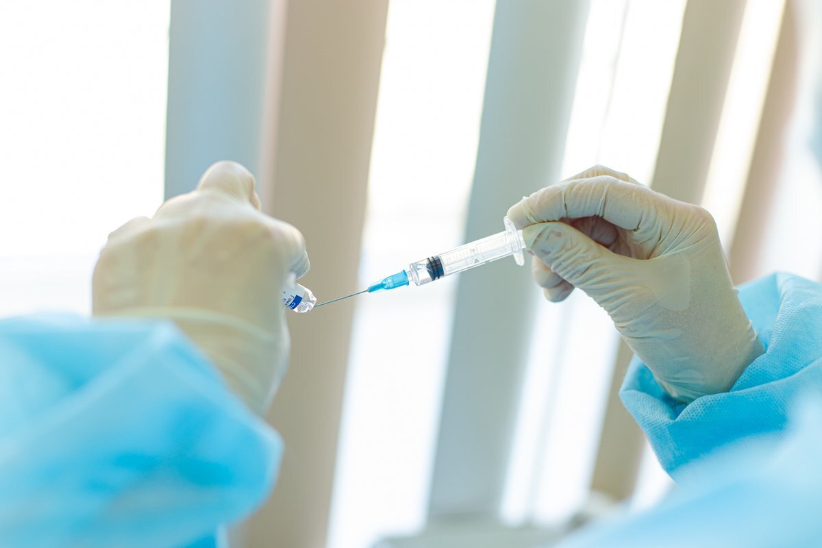 Врач набирает вакцину в одном из прививочных пунктов Читы