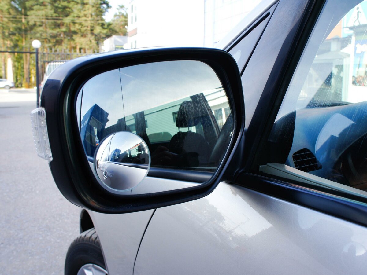 Grandis - японский минивэн с салоном на 7 человек. Источник иллюстрации - auto.ru