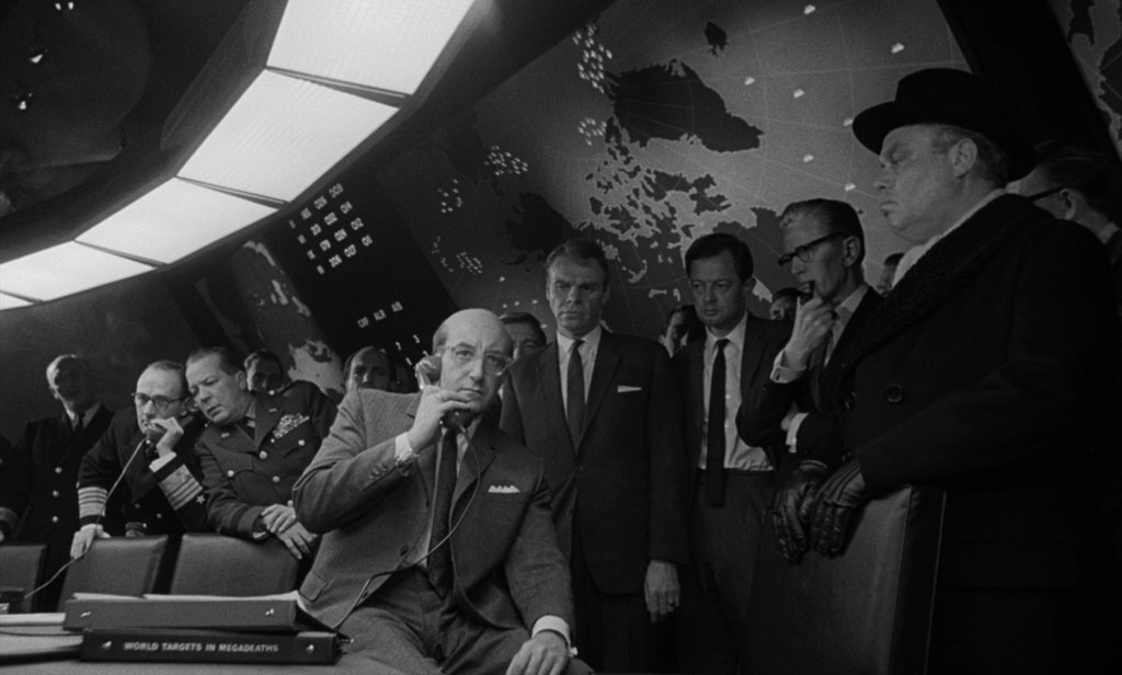 Президент у телефона. Кадр из фильма «Доктор Стрейнджлав, или Как я перестал бояться и полюбил атомную бомбу».