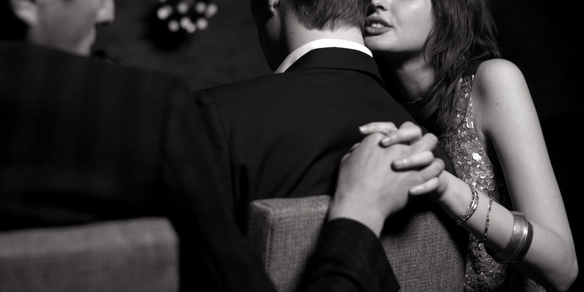 Эта тема проходит под грифом «совершенно запретно». Она настолько деликатна, что никаких единых рекомендаций здесь быть не может. Что же произошло в вашей жизни – приключение или фатальная ошибка? Как с этим идти дальше? Делать выводы, перечеркивать прошлое, писать с чистого листа… 
