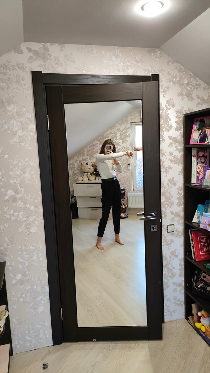 Вот такая теперь дверь в спальне дочери