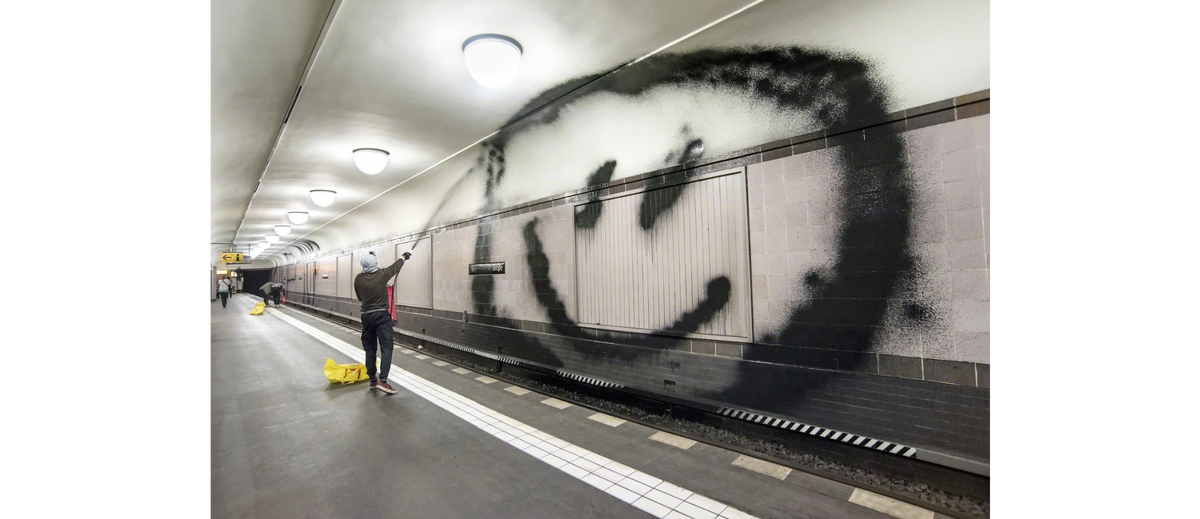 Keep Smiling, 2017 by Martha Cooper. Источник https://www.artsy.net/