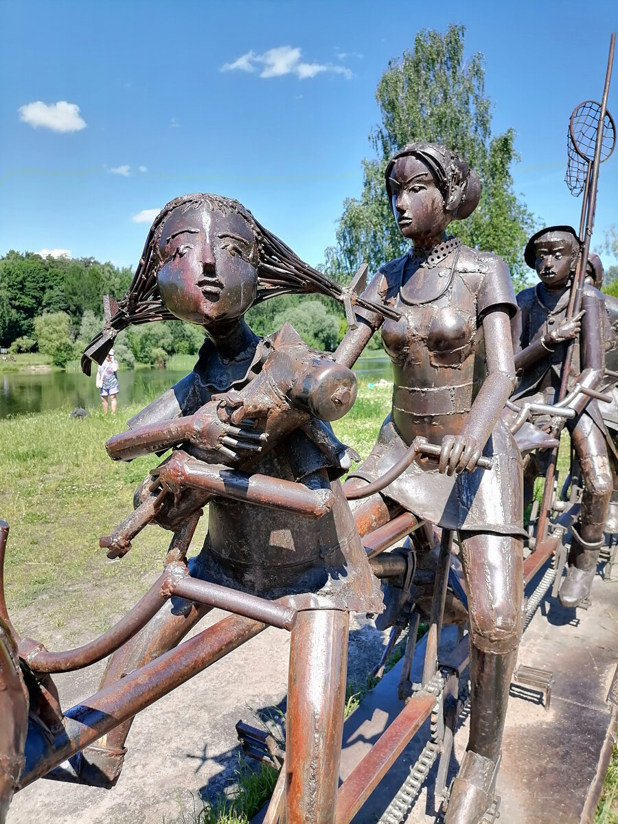 В руках у девочки - поросенок, с гайкой на пятачке