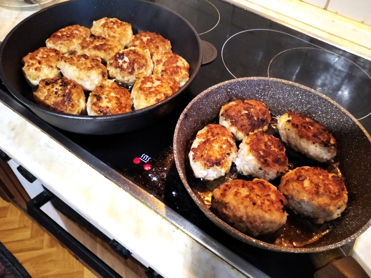 Домашние котлеты  жарим на сковородке. Фото автора oldp0var.