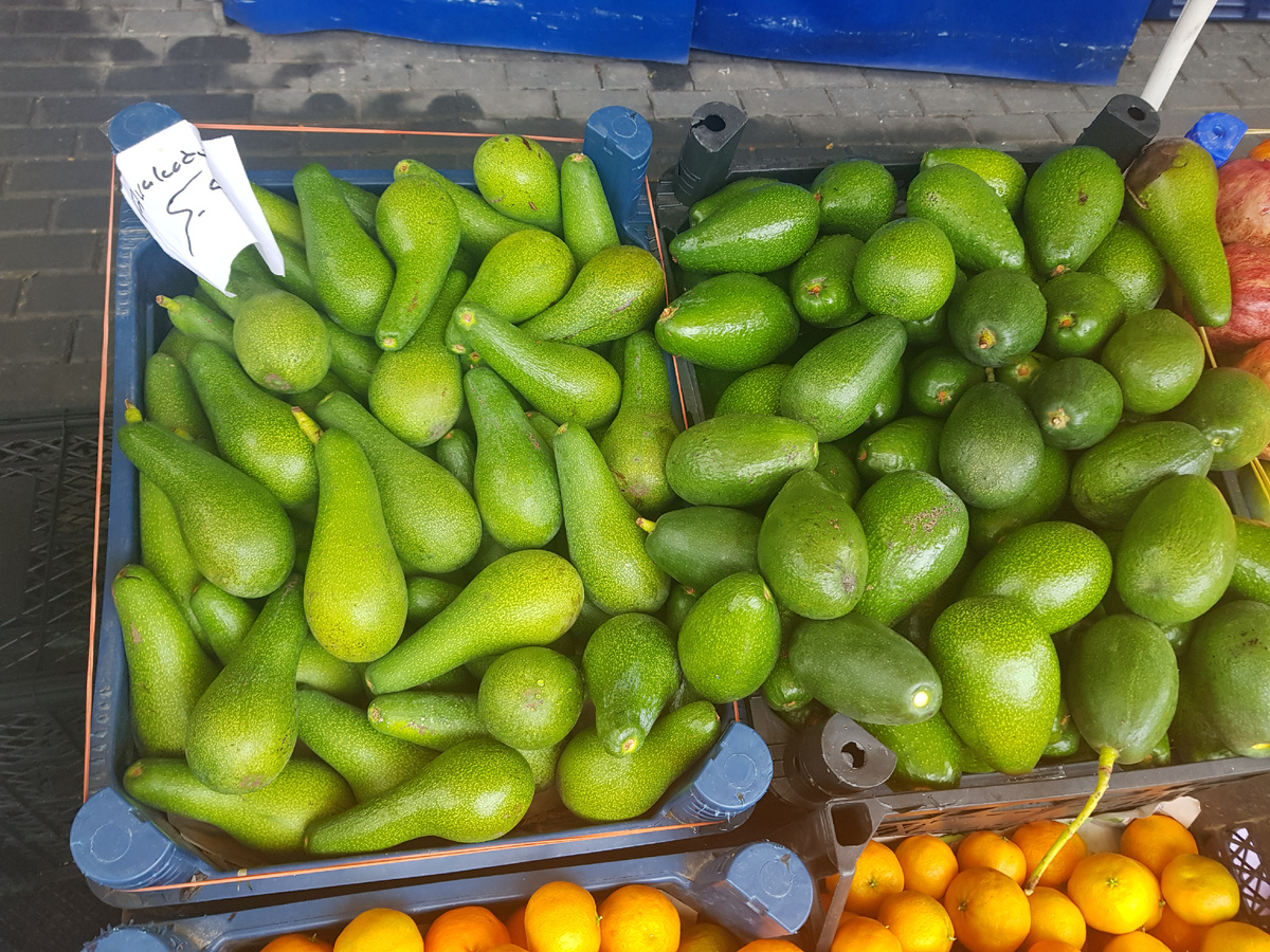 Авокадо на аланийском базаре. Фото автора.
