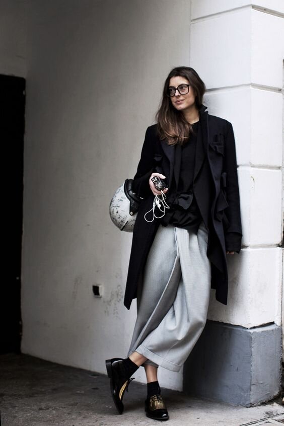 Мужская обувь, мужские носки, пиджак, мужское пальто и брюки, похожие на юбку, в сочетании с мягкими волнами прически. И вот вам пожалуйста – новая и очень актуальная женственность.
