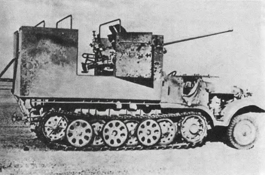 пятитонный тягач с трофейной советской 76,2-мм пушкой Ф-22 или УСВ.