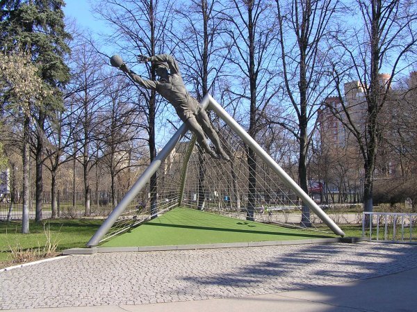 Памятник Яшину в Москве на станции метро Динамо.