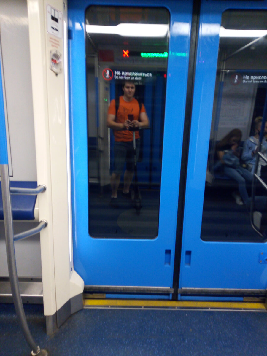 Предупреждение на двери вагона метро. Фото автора