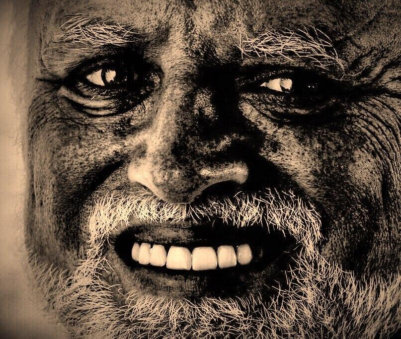 Дед стесняется. Старик улыбается. Улыбка боли. Дед с улыбкой.