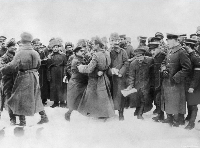 Братание русских и немецких солдат на  фронтах Первой Мировой войны ! Зачем погибать за интересы "преступных правительств" и "денежных мешков" ?!