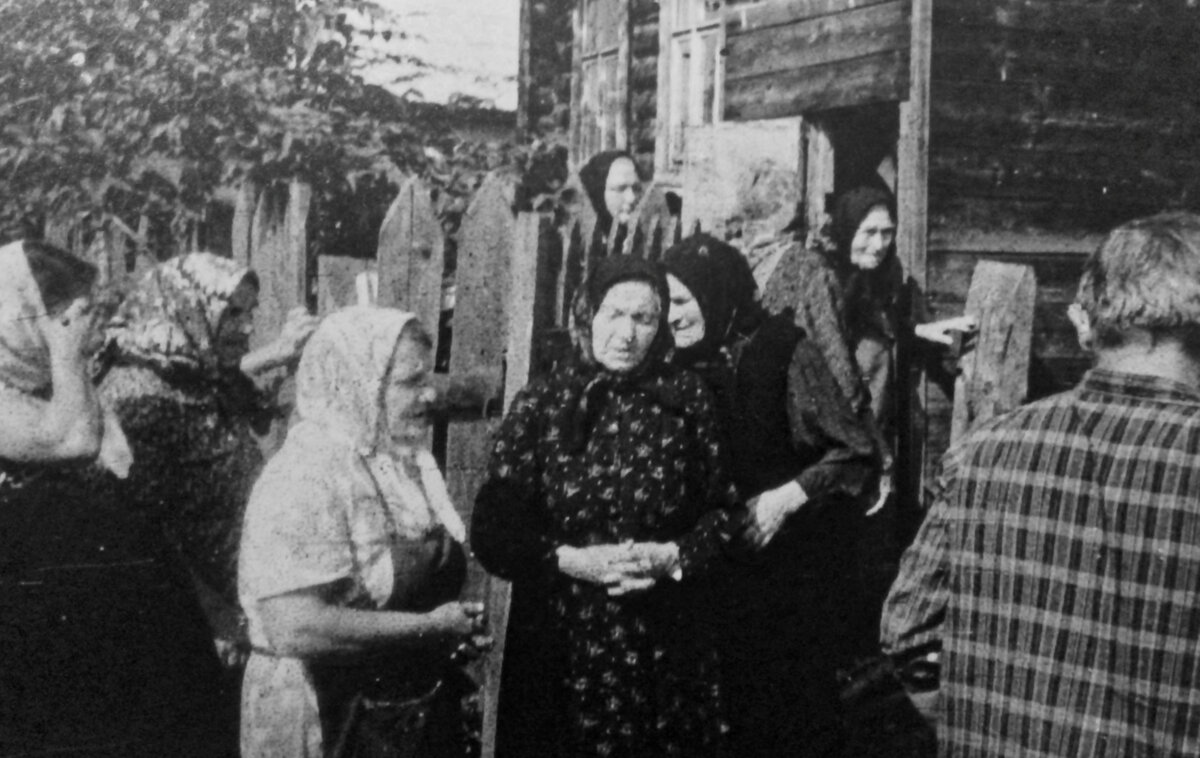 Деревенские старушки прощаются со своей умершей подругой. Фото из личного архива автора.