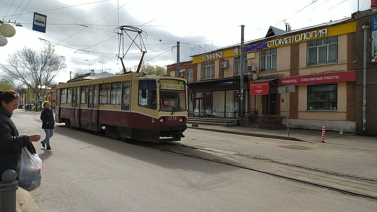 Трамвай 71-608КМ 27 маршрута на остановке Московский вокзал