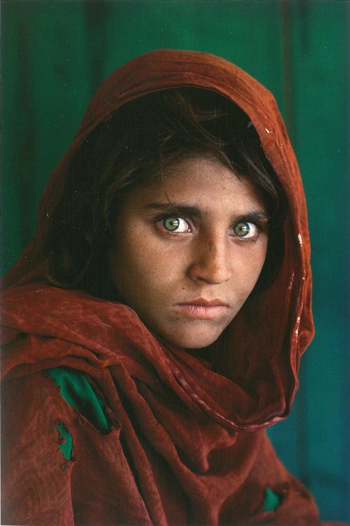 МакКарри, Стив. Род. 1950
Шарбат Гула. Афганская девочка, лагерь беженцев НасирБаг недалеко от Пешавара
Пакистан, 1984 г.