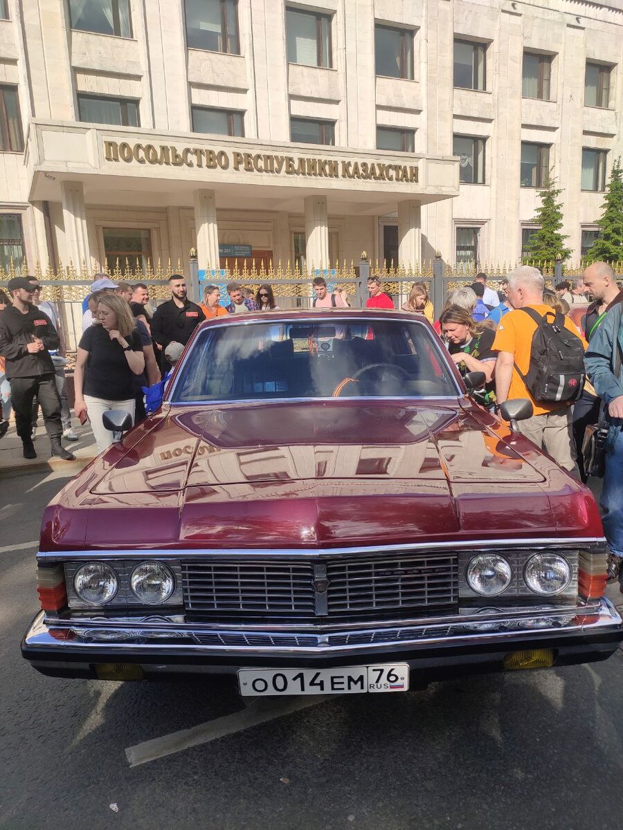 Вишневая "Чайка" ГАЗ-14 