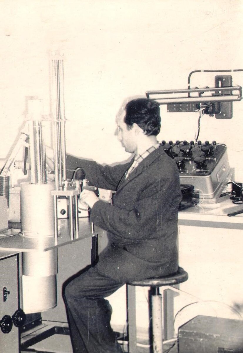 Давид Тетельбаум за установкой, 1967 год