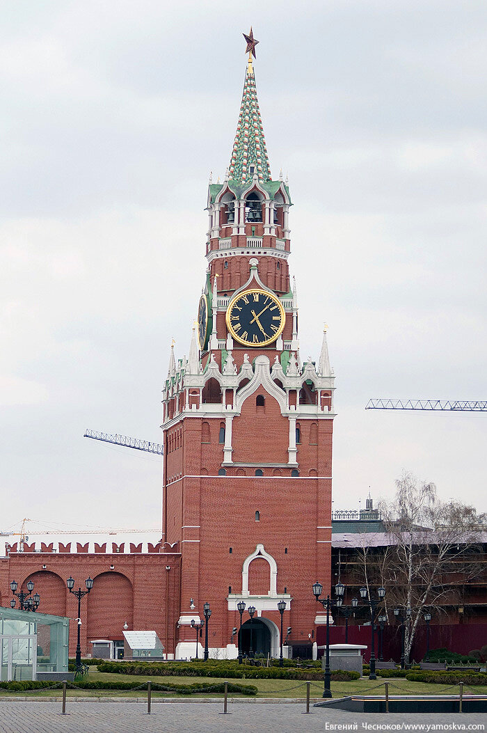 Кому принадлежит спасская башня кремля. Спасская башня Кремля. Фроловские ворота Московского Кремля. Спасская башня башни Московского Кремля. Спасская башня Московского Кремля Архитектор.