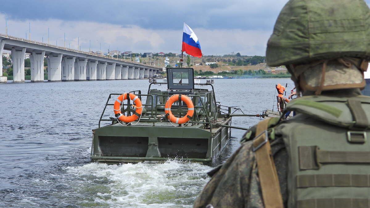 БМК-МО обеспечивает работу временной понтонной переправы в Херсоне. © Пресс-служба администрации Херсонской области