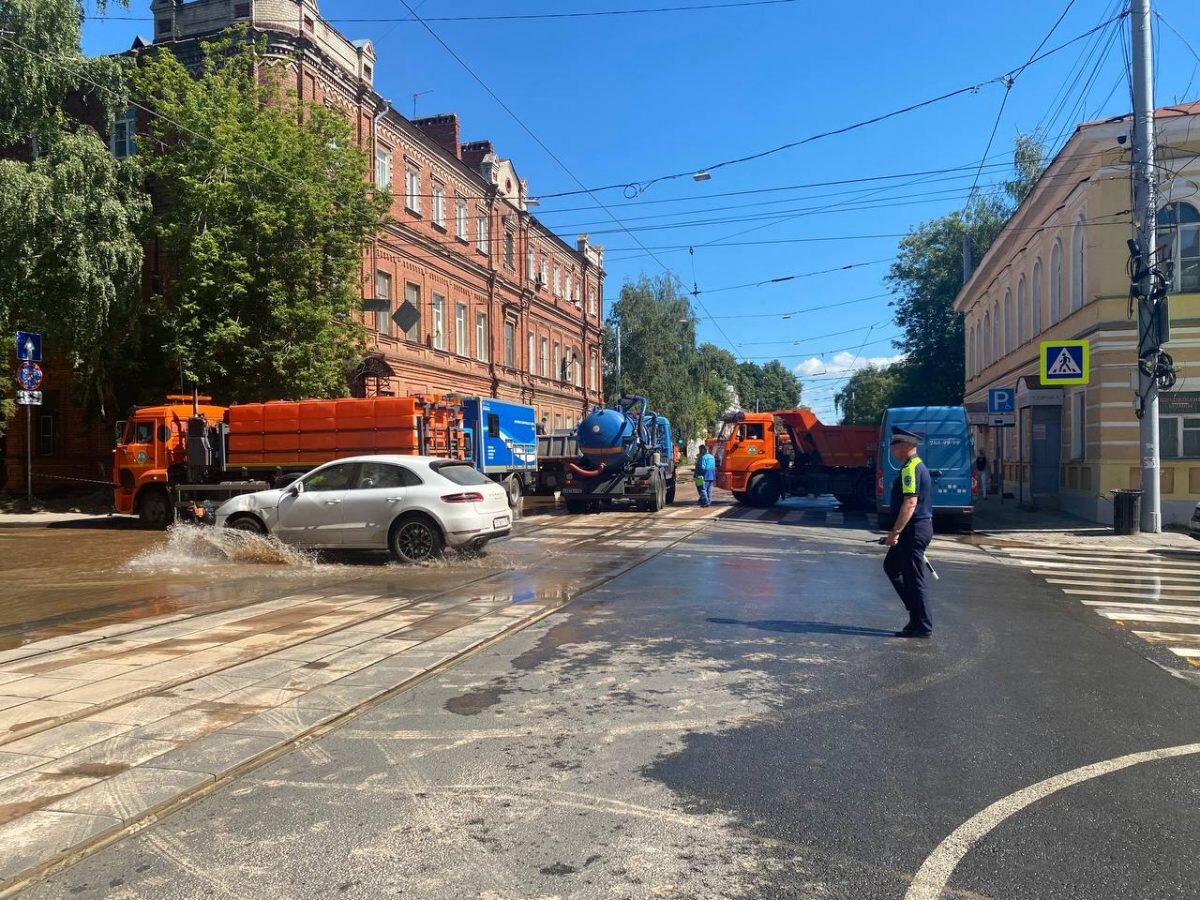    В настоящее время подтопление дороги ликвидировали, трамвайное движение восстановили Мария Материкова