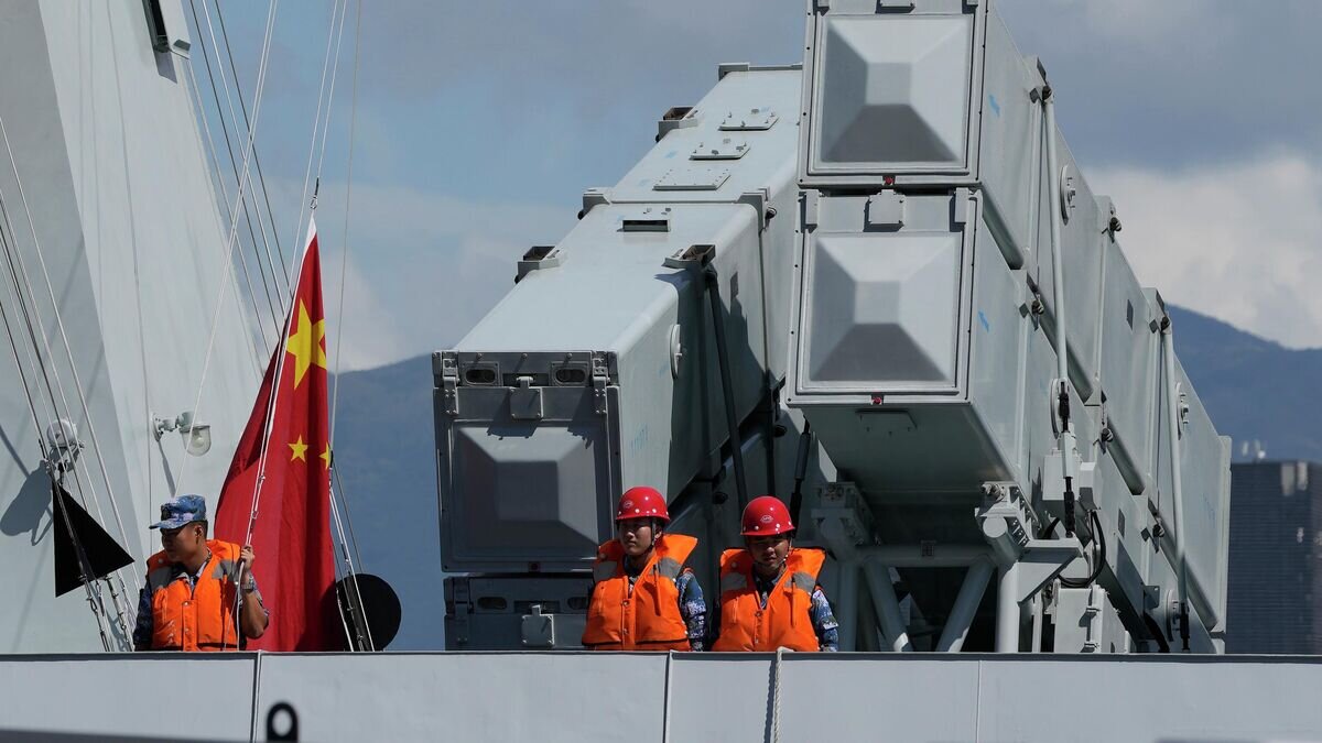    Моряки ВМС Народно-освободительной армии Китая на палубе ракетного фрегата "Циньчжоу"© AP Photo / Kin Cheung