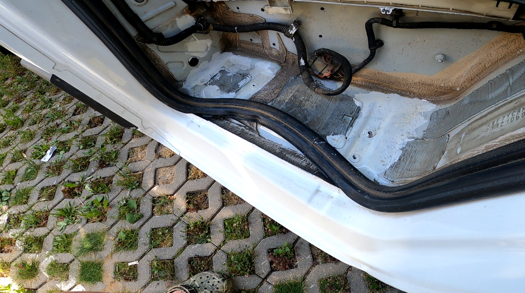 Белоснежный только что выкрашенный в раптор порог даже укрывать не хочется