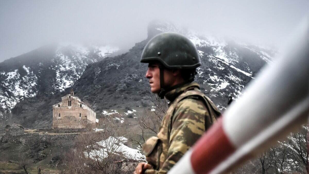    Военнослужащий Азербайджана на КПП в Лачинском районе© РИА Новости / Алексей Куденко