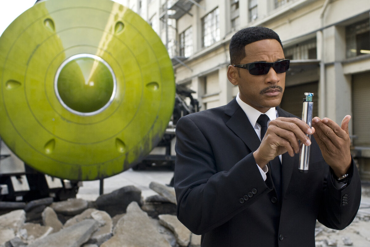 Кадр из кинофильма "Люди в черном 3" 2012 г.