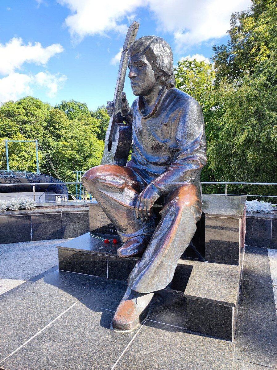 Памятник Владимиру Высоцкому в Калининграде. Источник — dzen.ru/pa_myatnik