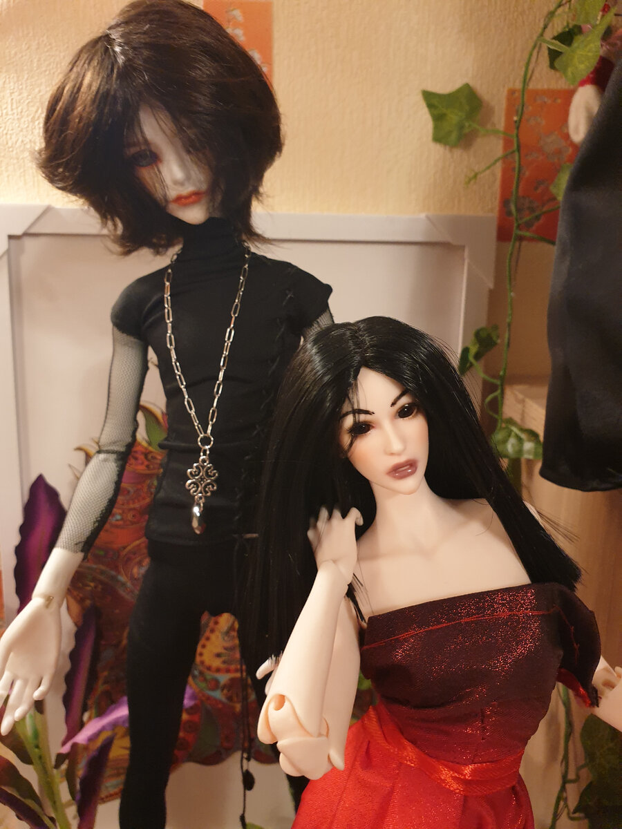 Платьишко, к слову, отжато у Клэр, но в груди маловато.