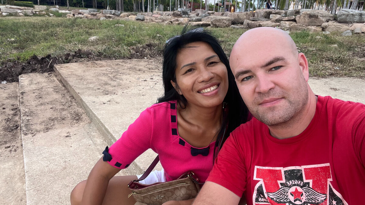 Гуляем с собакой у озера.