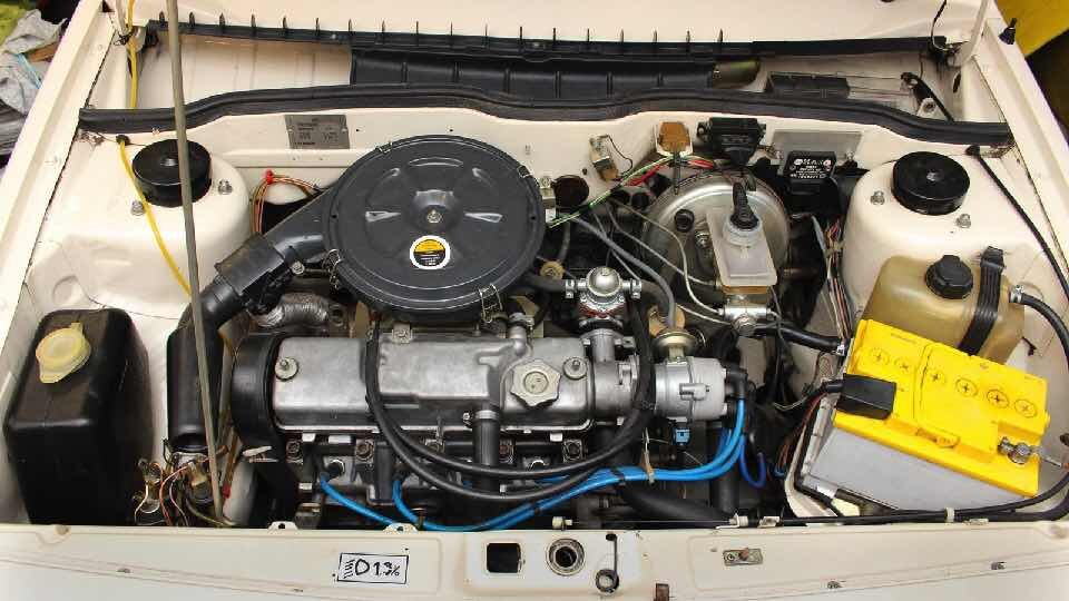 Процедуру необходимо выполнить для всех четырех цилиндров. Поврежденная деталь меняется на новую.
Примечание! Существует более легкий способ проверки. На запущенном моторе, необходимо снять колпачок свечи. При этом, если элемент исправен, силовая установка начнет глохнуть. В случае присутствия проблем – ДВС не отреагирует.

Если замена свечи не дала результатов (искра не появилась) требуется протестировать бронепровода: