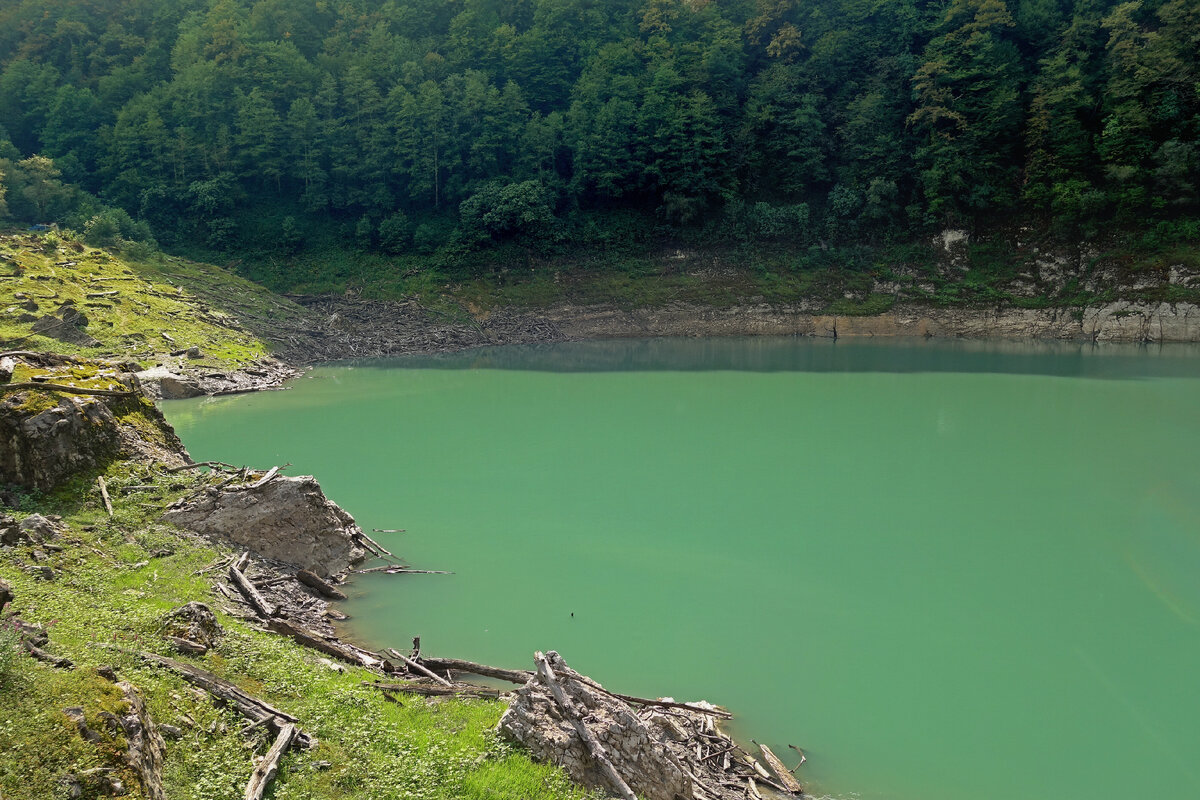 Рп5 абхазия. Амткел. Село Амткел. Озеро в Абхазии. Красное озеро Абхазия.