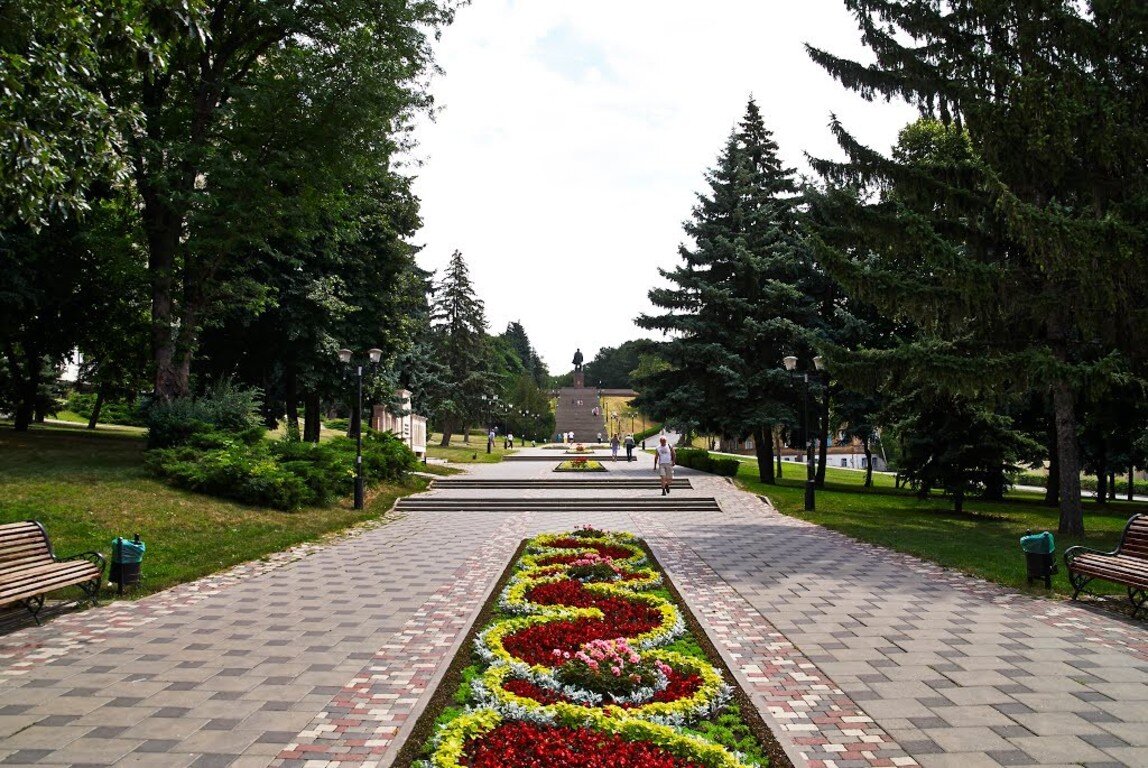 Пятигорск пятигорский. Парк Победы Пятигорск. Сквер Победы Пятигорск. Центральный парк Пятигорска. Парк цветник аллея Пятигорск.