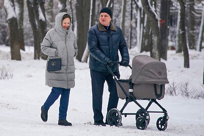    Родители гуляют с ребенком в парке в Москве ©Е. Самарин Сайт мэра Москвы