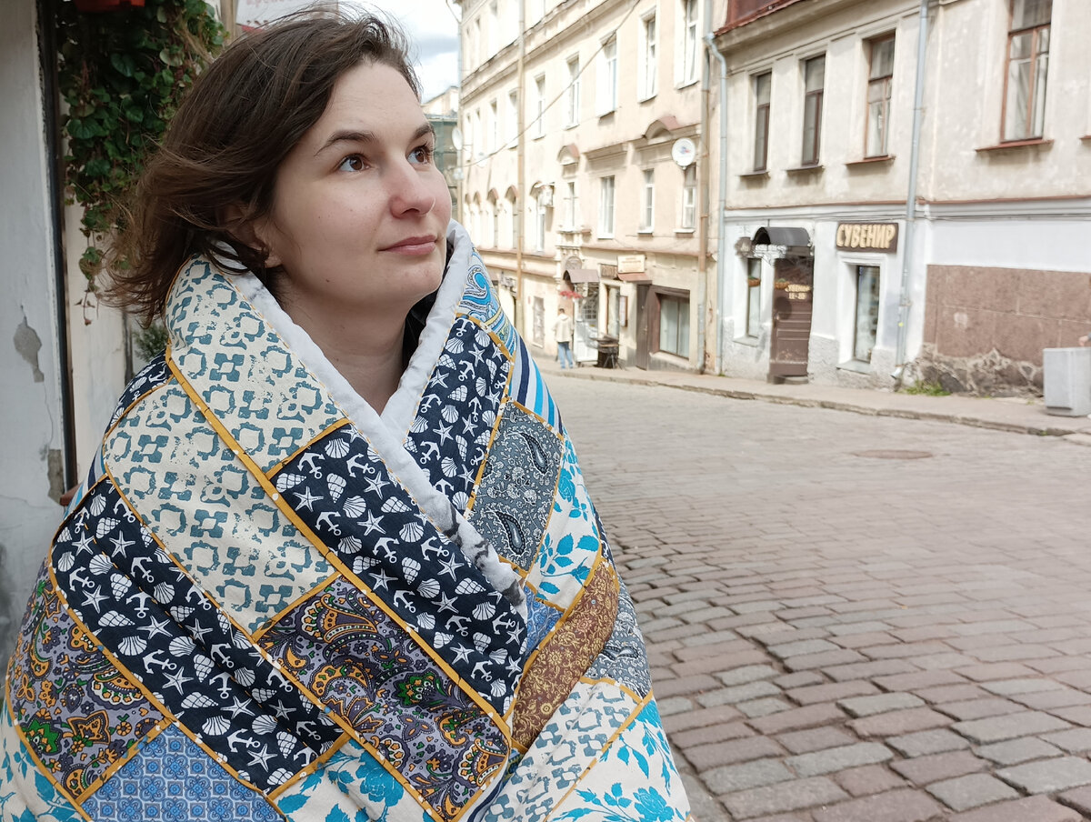 Алина в уютной одеялковой норке