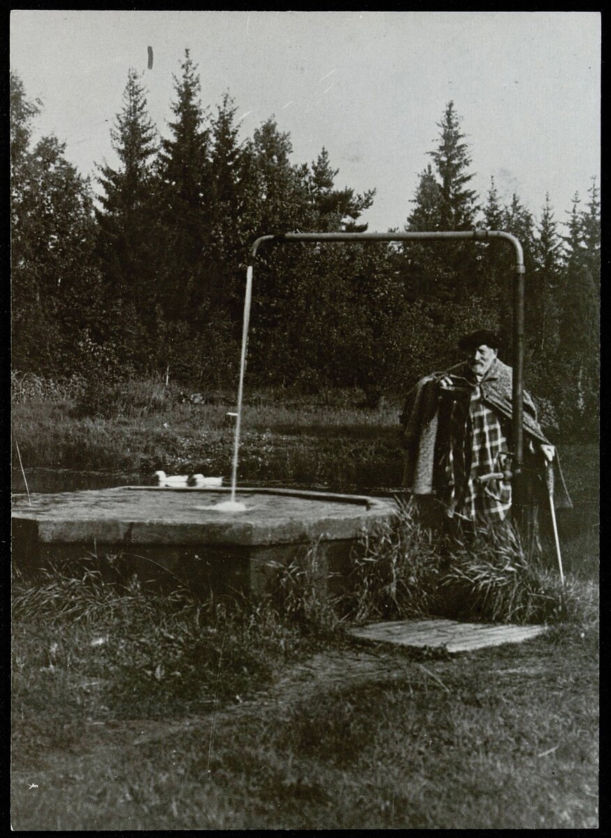 Неизвестный фотограф
И. Е. Репин у артезианского колодца «Посейдон»
1929
Фотография
НИМ РАХ