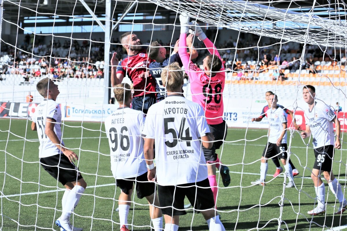 Голевой момент матча уральских команд / Фото: сообщество ВКонтакте “Спортаг”