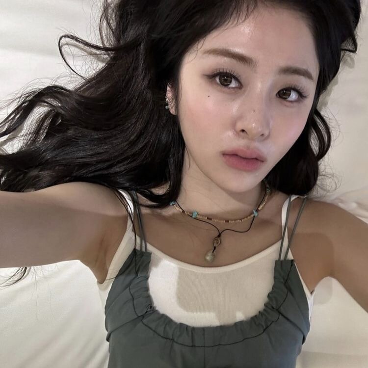 huh yunjin (le sserafim)