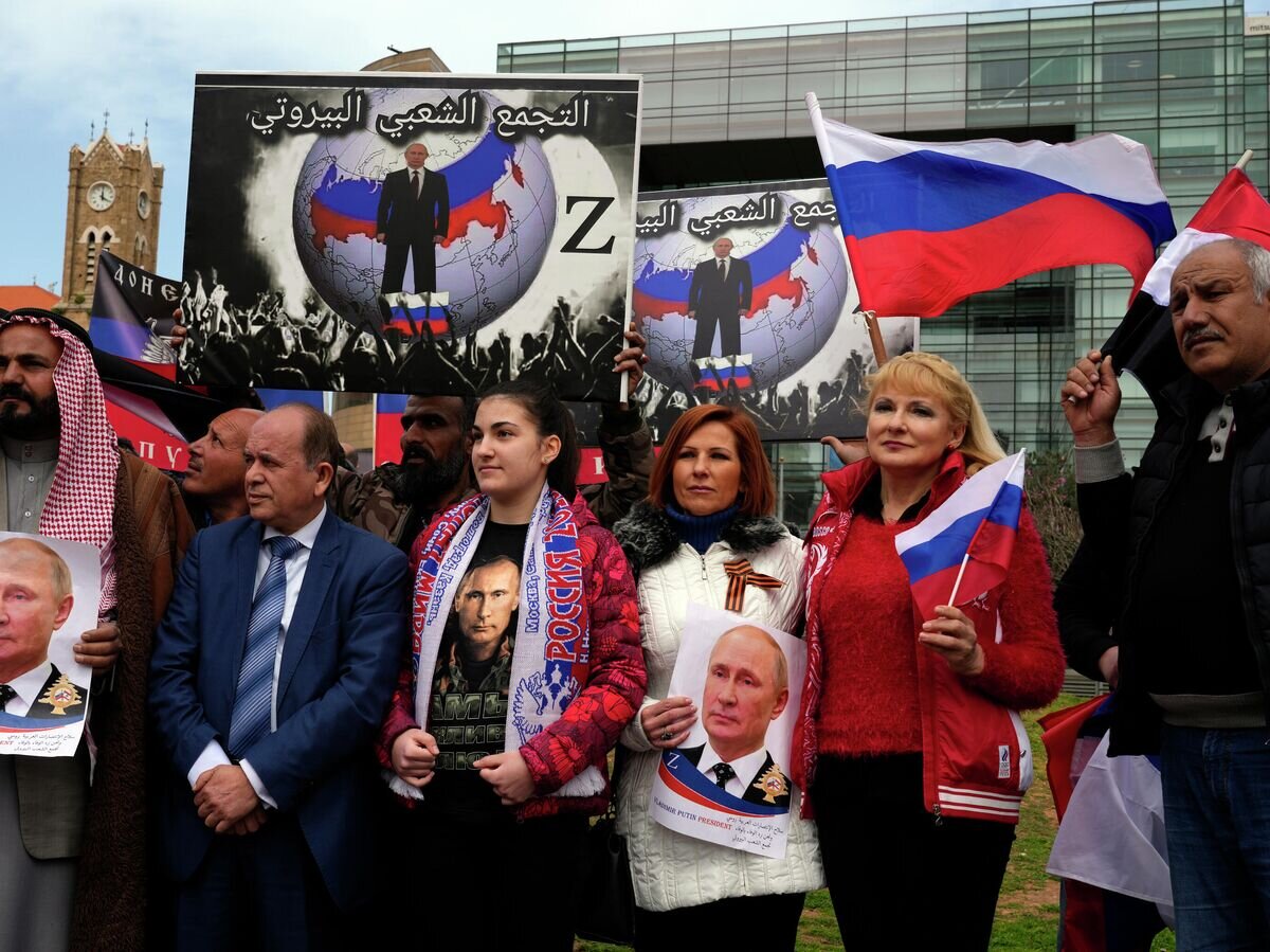    Акция в поддержку России перед зданием штаб-квартиры ООН в Бейруте© AP Photo / Bilal Hussein