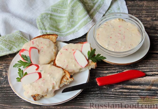 творог, крабовые палочки, масло сливочное, яйца, сода, травы пряные, паприка молотая, соль, перец чёрный молотый