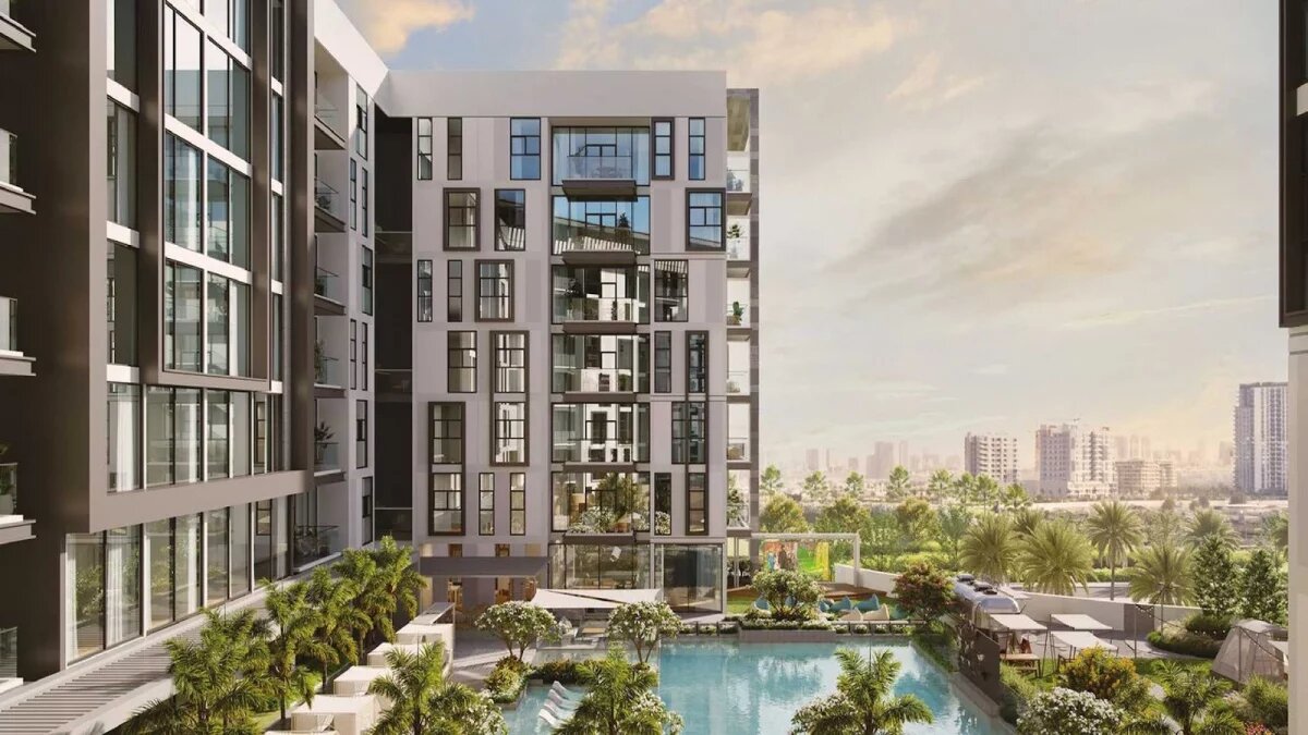 Открытые бассейны во дворе